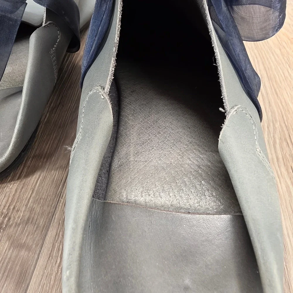 SULU‎ Women's 38 Gray Leather Pointed Toe Flats with Navy Ribbon Slip On Slides